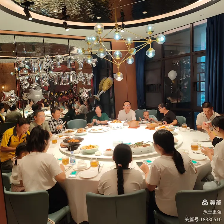 一家三代亲人国庆假期喜聚长沙海鲜e族